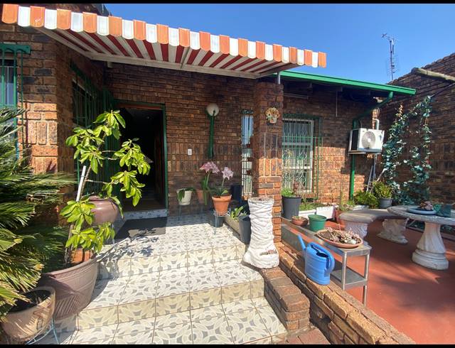 3 BEDROOM FREEHOLD FOR SALE IN DALPARK EXT 11